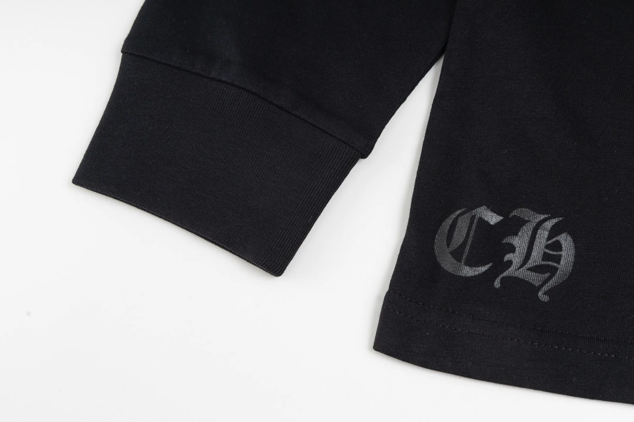 🅿️320 [Exclusive supply] CH Crow Heart Neck Sanskrit Long Sleeve (Black) The fabric is lightly brushed cotton 180g fabric. The upper body is super skin-friendly and soft. The original main label wash mark, silver thread anti-counterfeiting laser, purchased the original version to develop 1:1 restoration, glue printing is consistent with the original version. They are all black and cyan (green light), not the ordinary black fake version in the market. The collar thread is also dyed in the same vat. Size:S/M/L